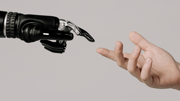 padre sobre ia tecnologia deve servir a pessoa ninguem e descartavel 600x338 1