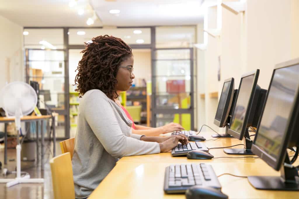 Profissional utilizando Word, Excel, PowerPoint e Access em ambiente corporativo para análise de dados, criação de documentos e apresentações.